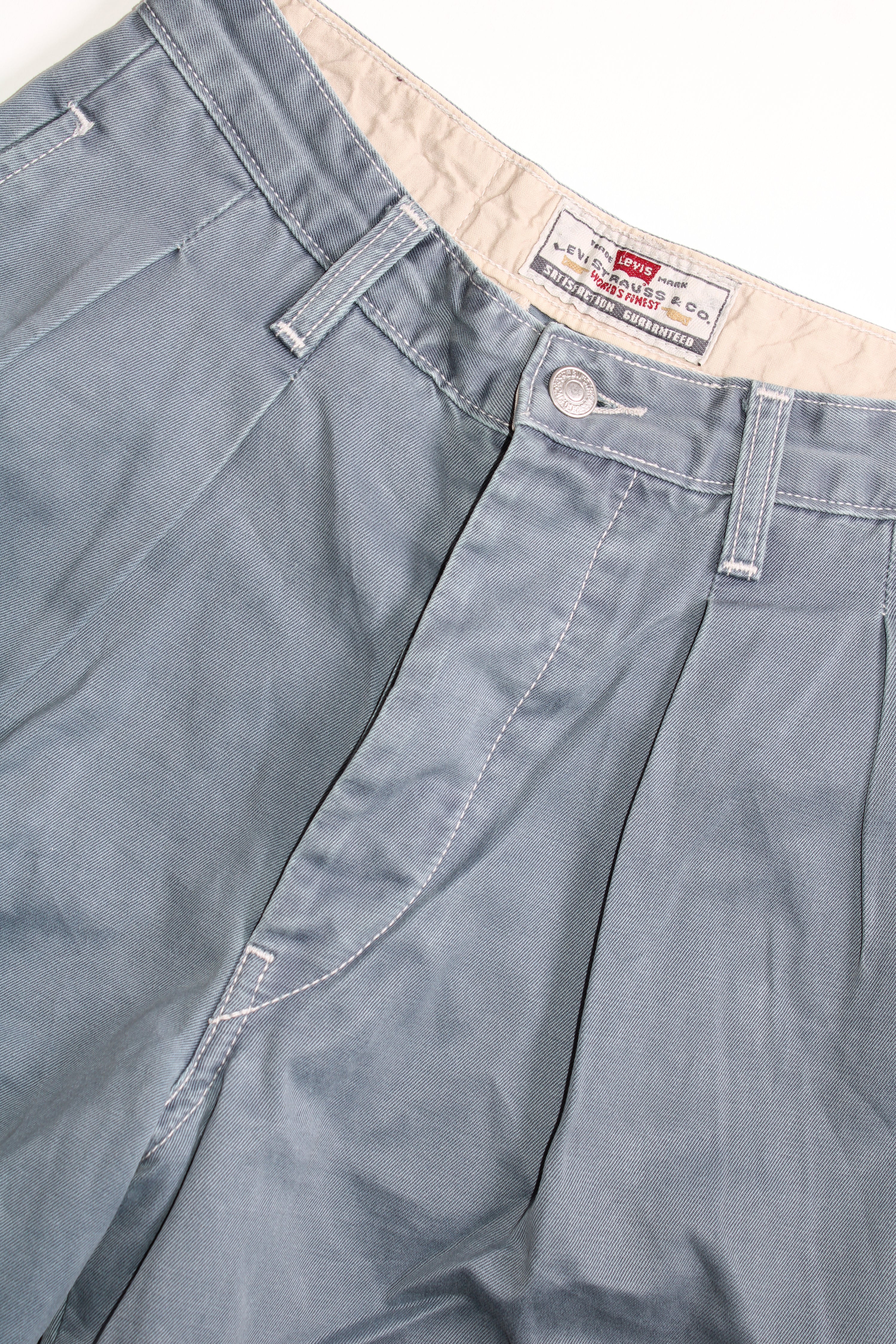 VINTAGE LEVI'S PLEATED CHINO SHORTS BLUE - W28