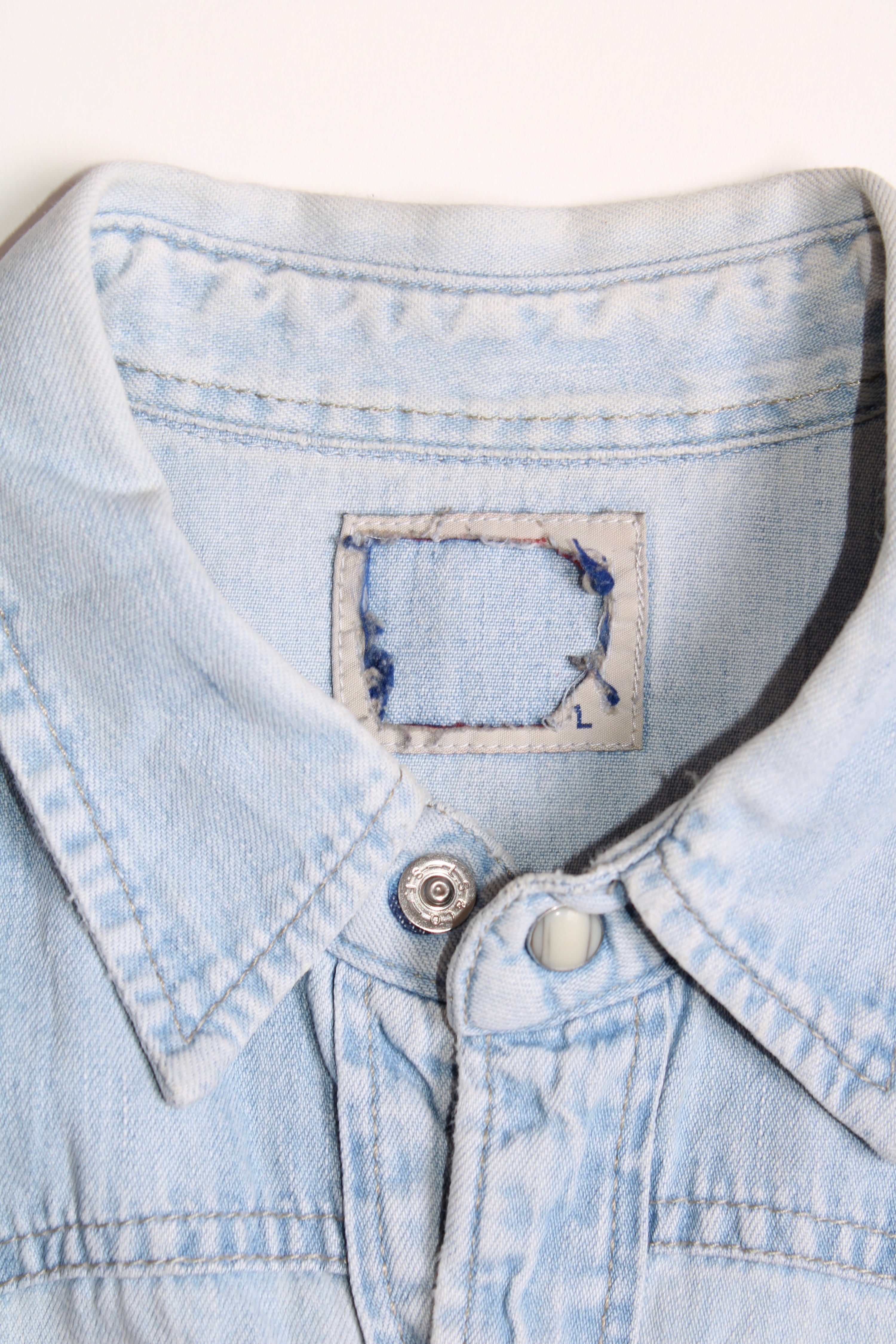 LEVIS VINTAGE WESTERN DENIM SHIRT LIGHT BLUE WASH 1990S VTG - L